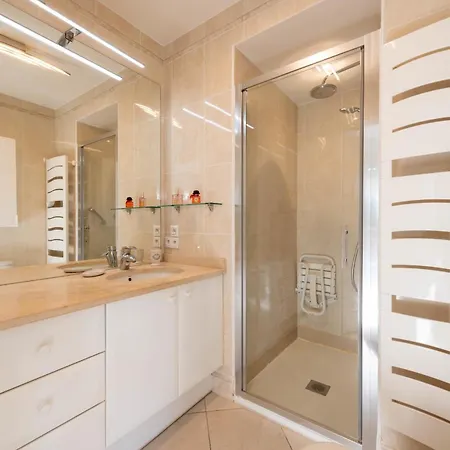 3-br Sea View Swimming Pool Lejlighed *