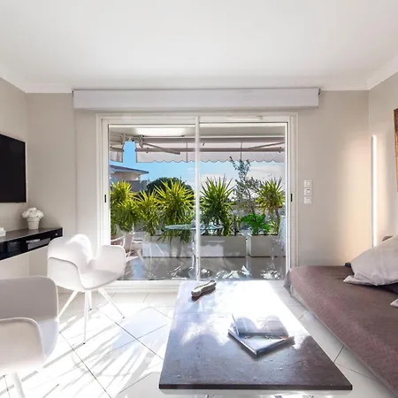 3-br Sea View Swimming Pool Lejlighed *