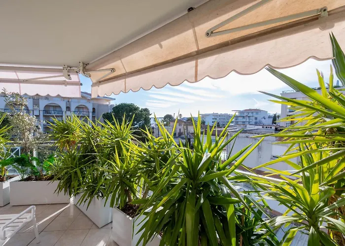 3-br Sea View Swimming Pool