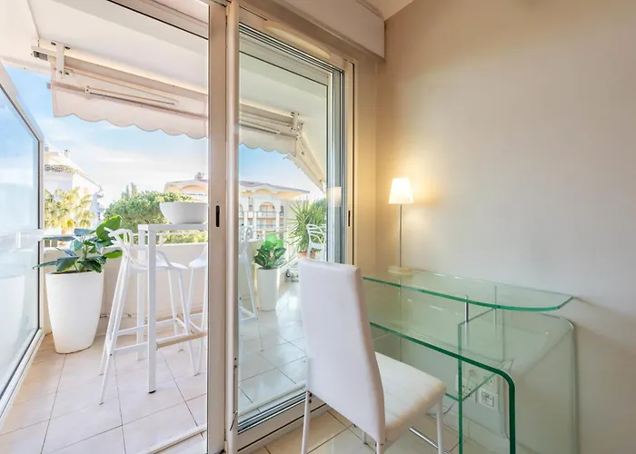 3-br Sea View Swimming Pool شقة