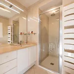 3-br Sea View Swimming Pool Lejlighed *